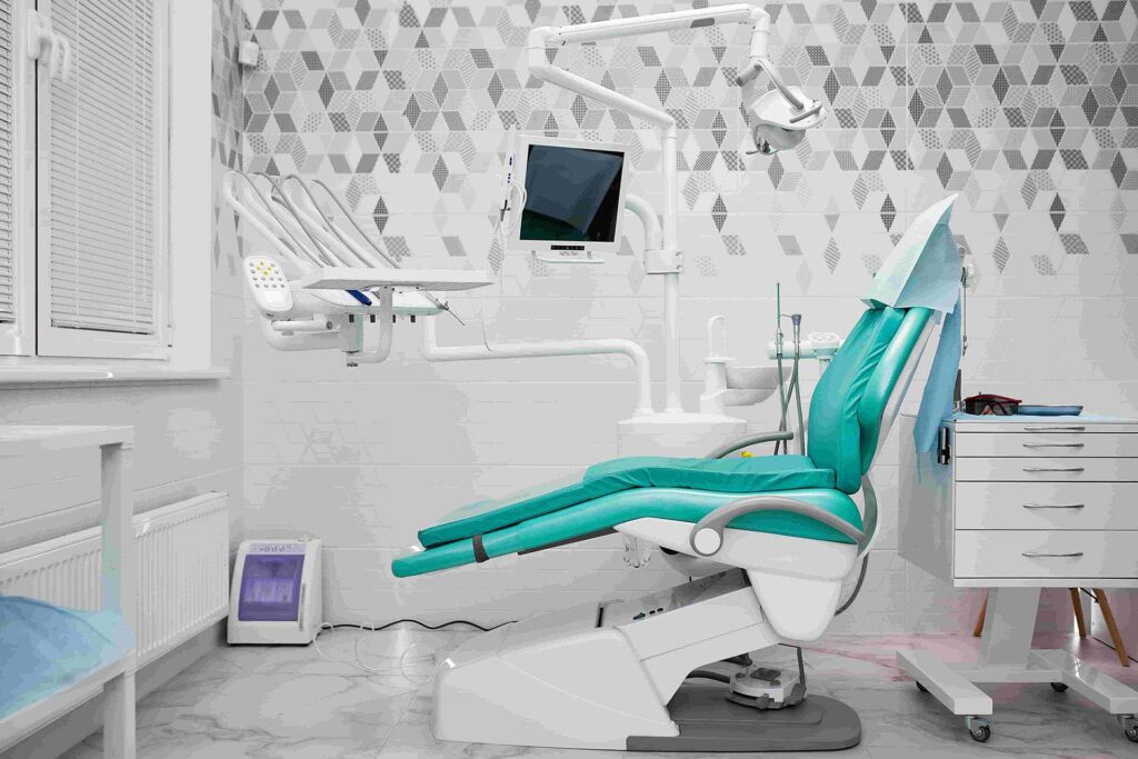 Консультация врача и пациента: Современные зубные протезы в Тверии Израиль