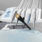 Врач стоматолог в афуле работает с пациентом