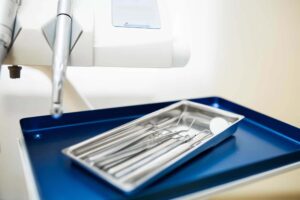 Врач стоматолог в мигдаль работает с пациентом