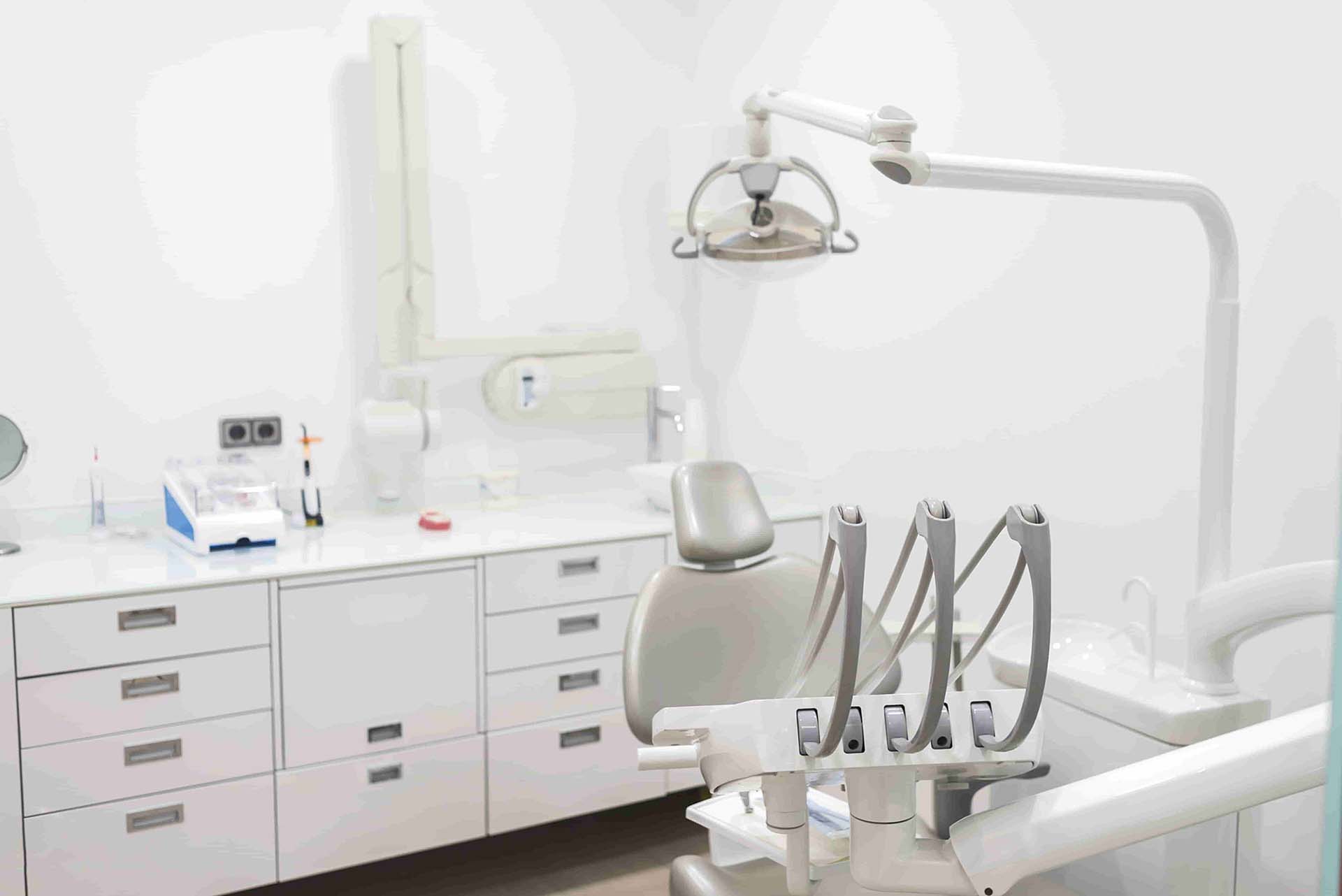 מומחה להשתלת שיניים ביום אחד בעפולה שיקום חיוך בפגישה אחת